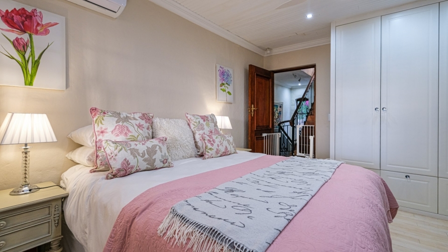 6 Bedroom Property for Sale in Kingfisher Creek Western Cape